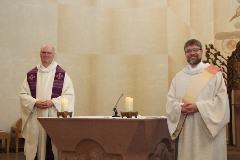 Pfarrer Dr. Andreas Robben und Diakon Tobias Möhlmann am Altar der Kirche St. Marien Leer-Loga - Foto: L. Anbergen